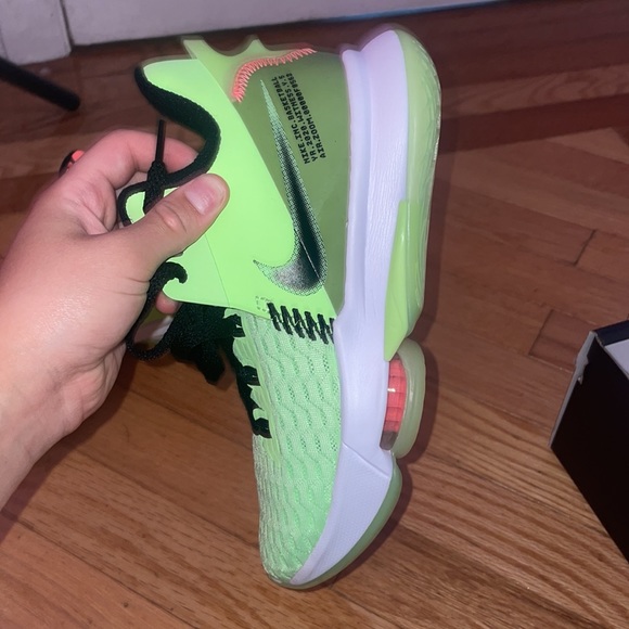 Basketball LeBron shoes - Picture 3 of 4